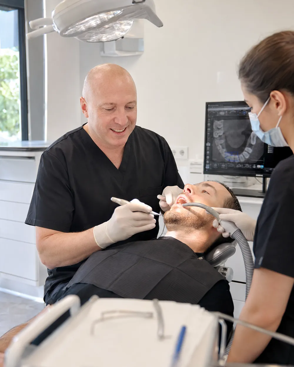 Behandlung eines Patienten mit Absaugung, Praxisklinik Dr. Fellmann & Kollegen in Dortmund