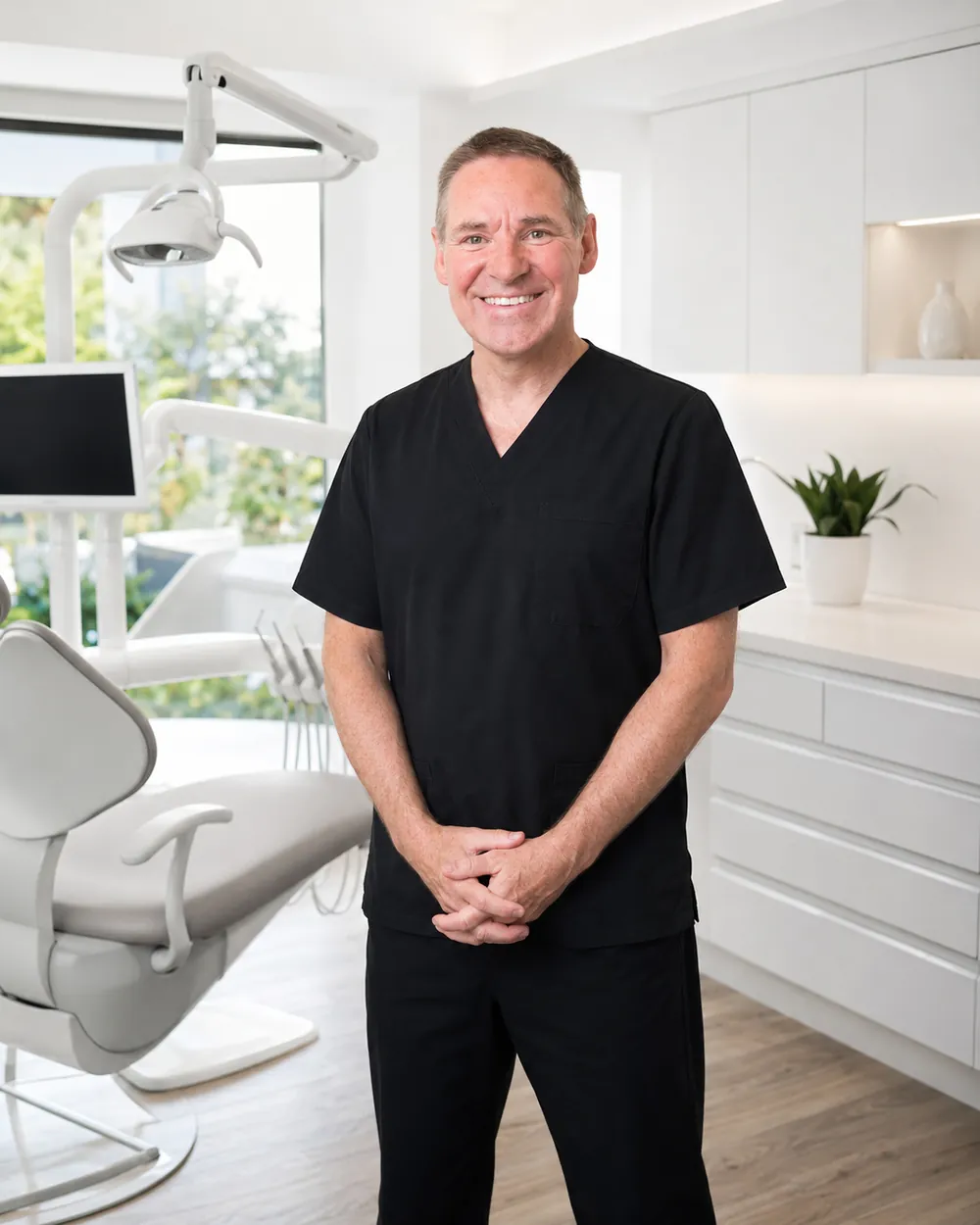 Zahnarzt im hellen Behandlungszimmer, Praxisklinik Dr. Fellmann & Kollegen in Dortmund