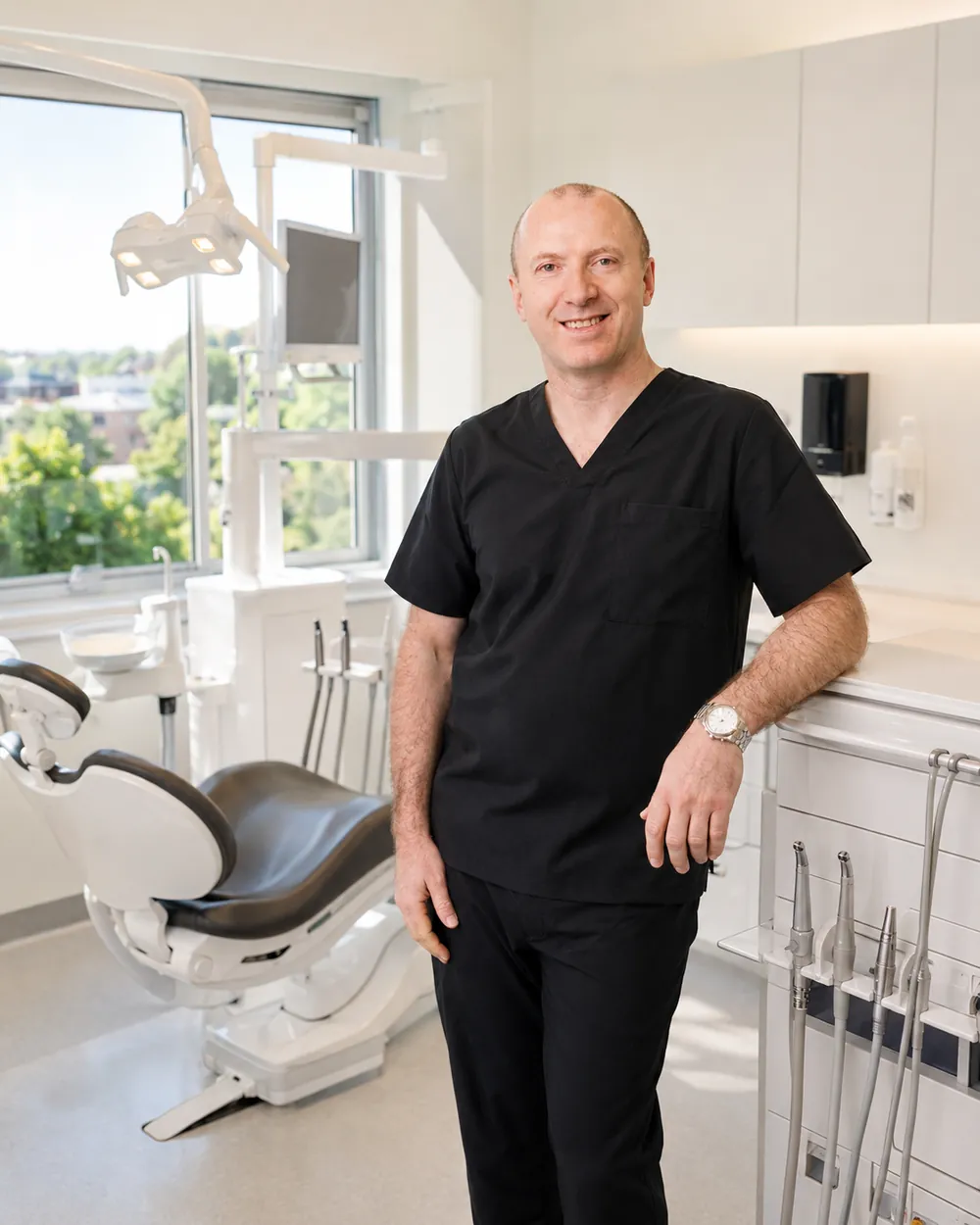 Zahnarzt am Behandlungsstuhl, Praxisklinik Dr. Fellmann & Kollegen in Dortmund