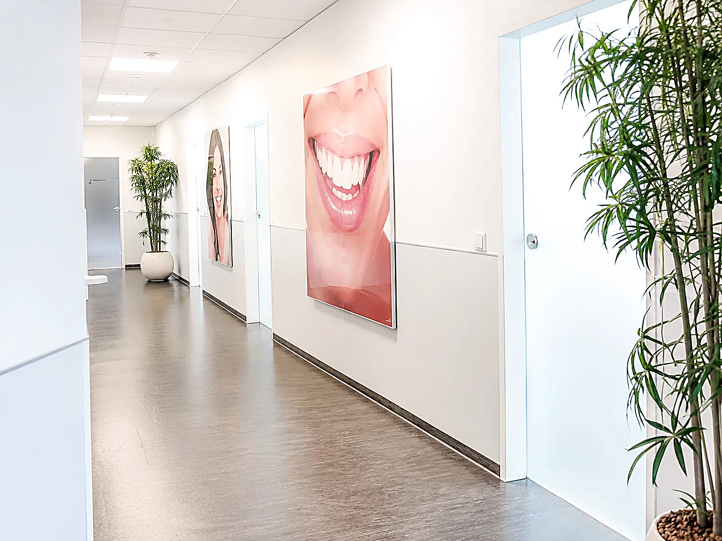 Heller, klarer Flur der Praxisklinik in Dortmund-Mitte