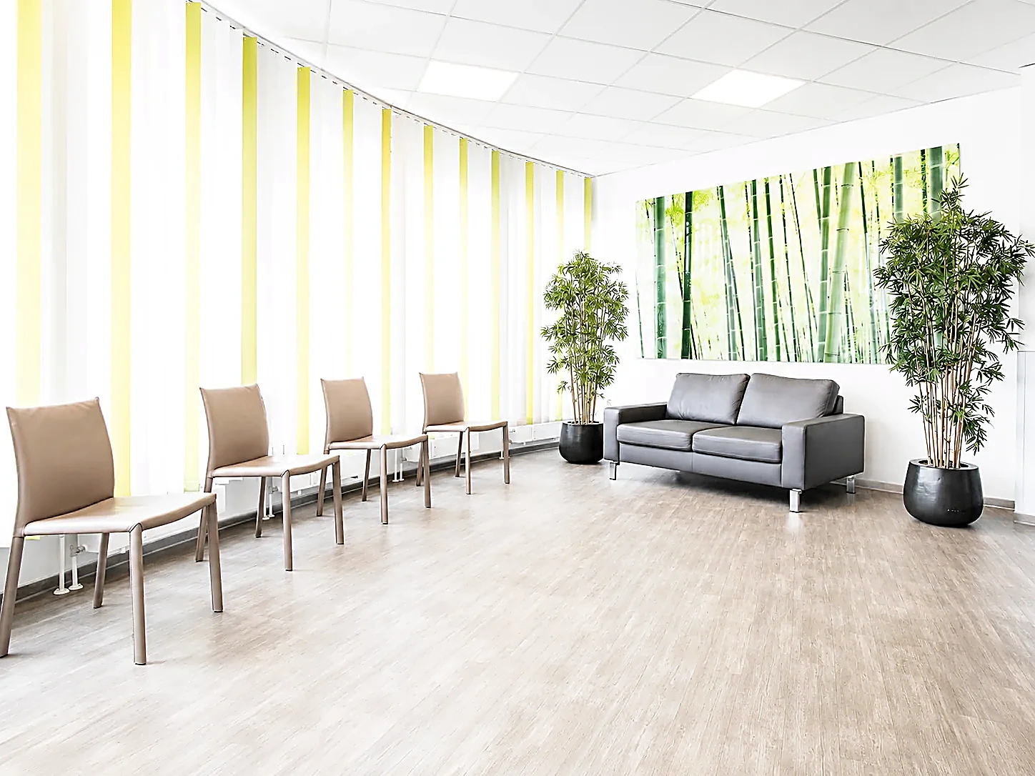 Ruhiger, heller Wartebereich der Praxisklinik in Dortmund-Mitte