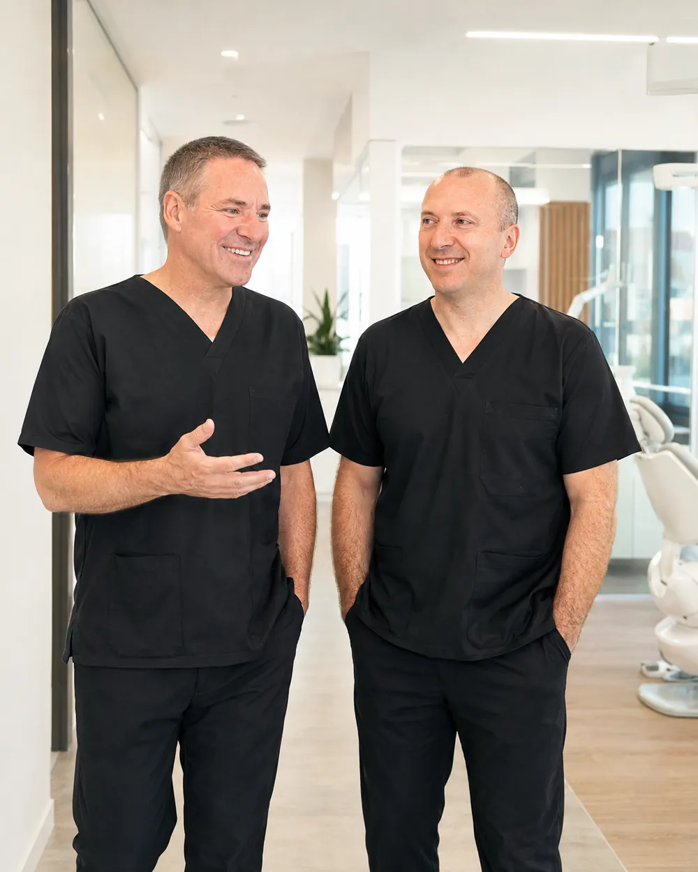 Zwei Zahn&auml;rzte im kollegialen Gespr&auml;ch, Praxisklinik Dr. Fellmann & Kollegen in Dortmund