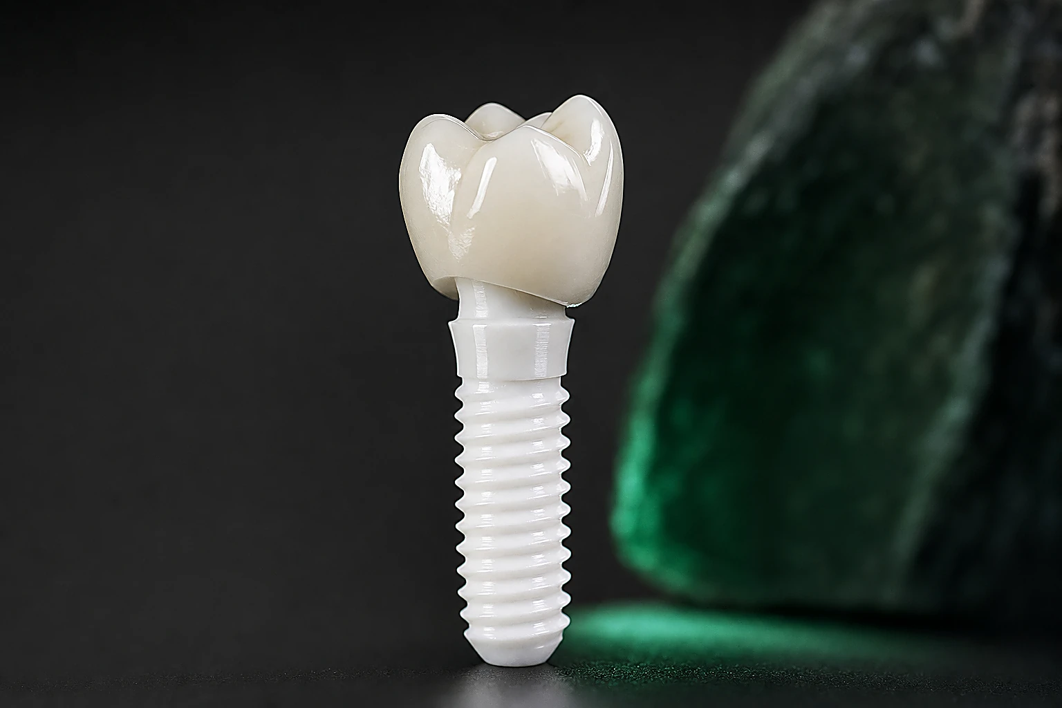 Keramikimplantat mit Keramikkrone